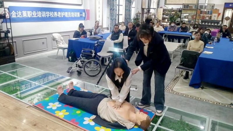 养老日间照料中心：全方位照护，守护老人的日常幸福**