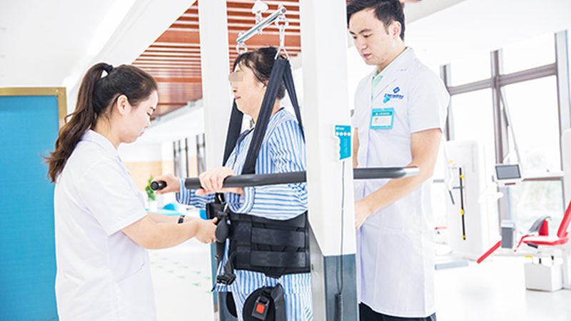 请护工还是请保姆？揭秘养老护理的差异化需求